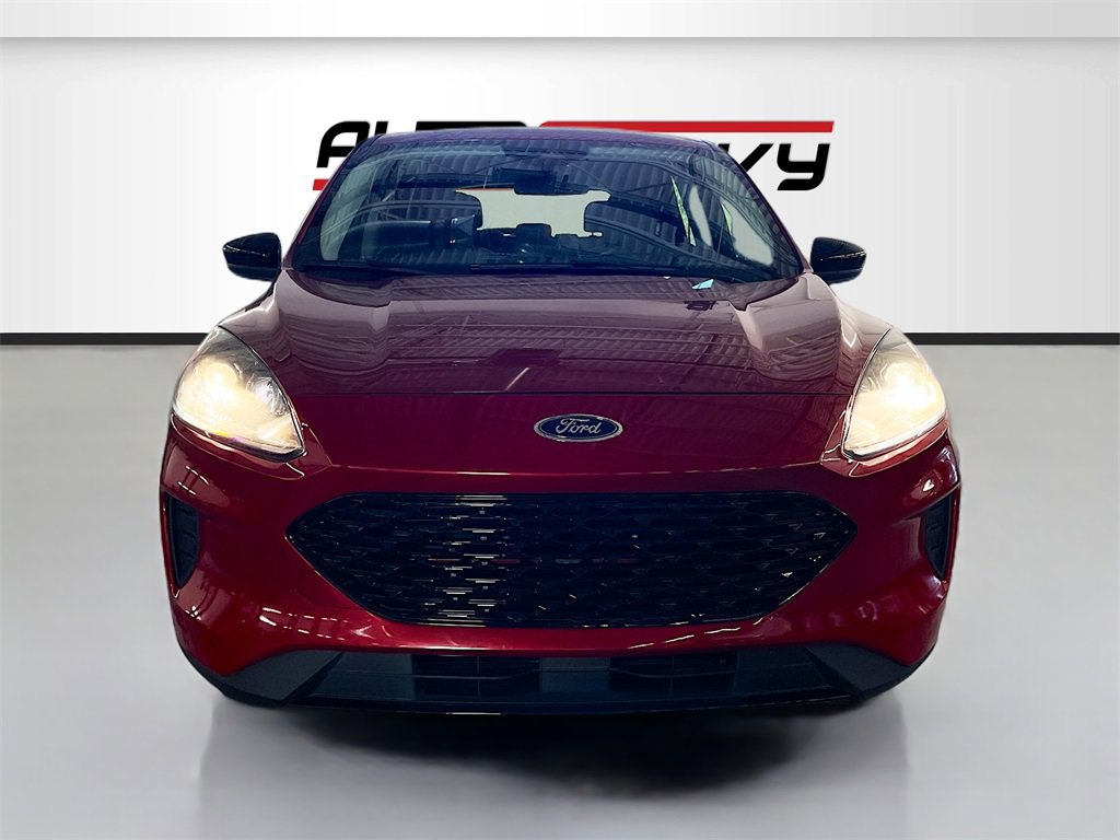 Used 2022 Ford Escape SE w/ SE Sport Appearance Package image 2