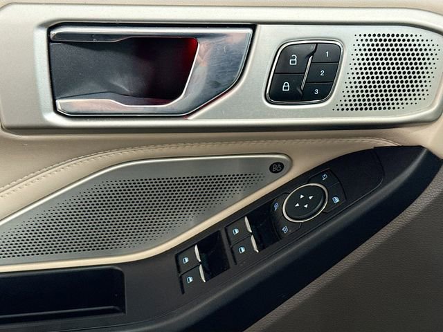 Used 2020 Ford Explorer Platinum w/ Premium Technology Package AWD/4WD image 19