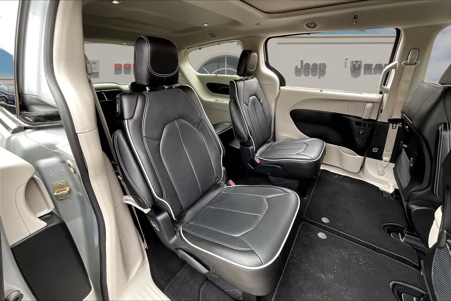 Used 2024 Chrysler Pacifica Limited image 25