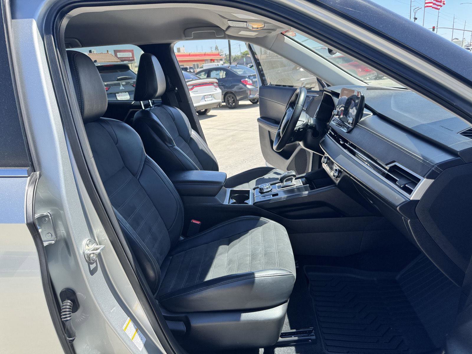 Used 2024 Mitsubishi Outlander SE Black Edition image 19