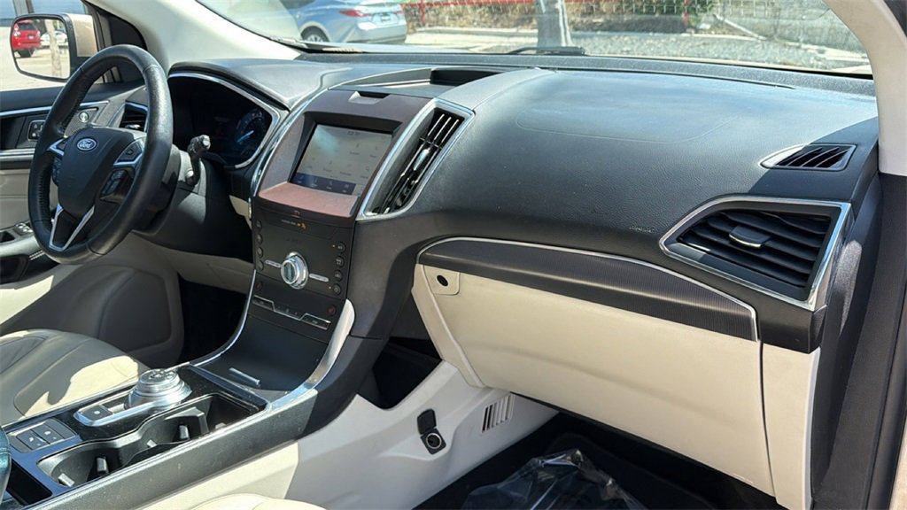 Used 2020 Ford Edge Titanium image 43