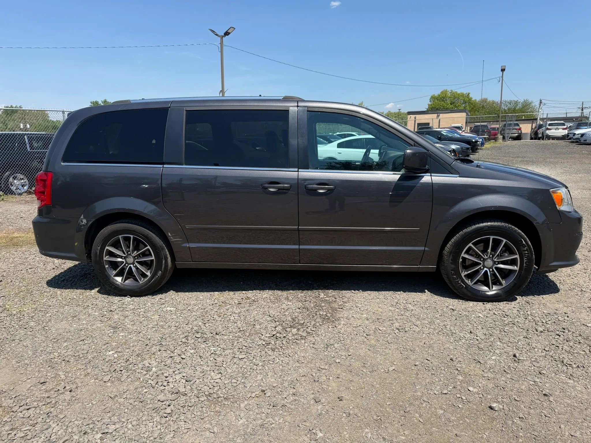Used 2017 Dodge Grand Caravan SXT FWD image 4