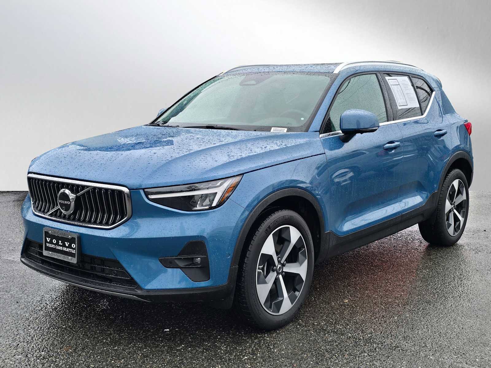Certified 2025 Volvo XC40 B5 Plus image 7