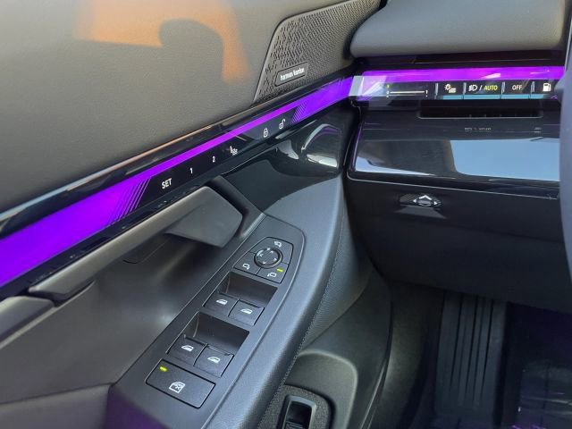 Used 2025 BMW 550e xDrive w/ Premium Package image 32