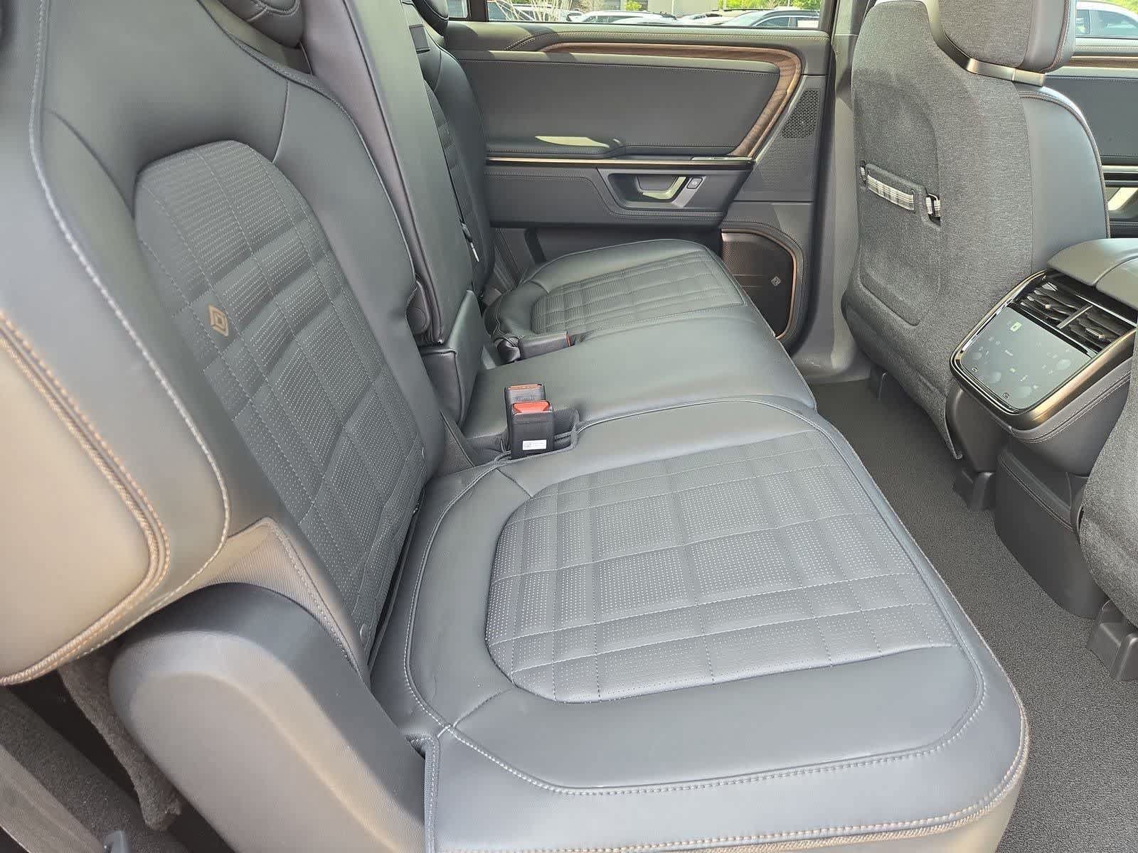 Used 2025 Rivian R1S Premium AWD/4WD image 20