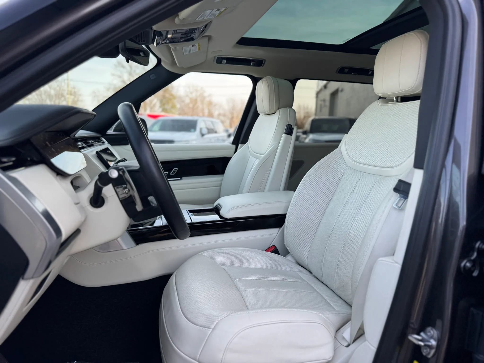 Used 2025 Land Rover Range Rover Long Wheelbase SE image 15