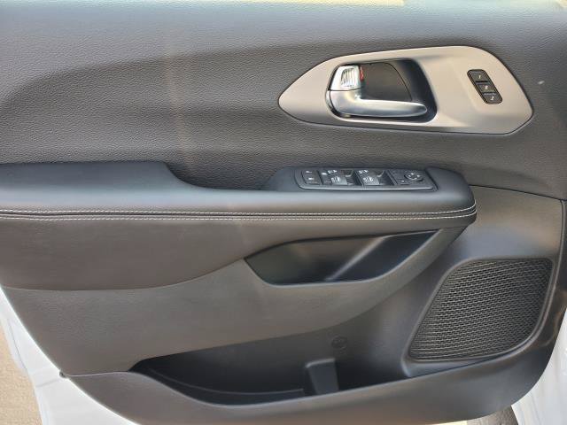 Used 2027 Chrysler Pacifica Select AWD/4WD image 17