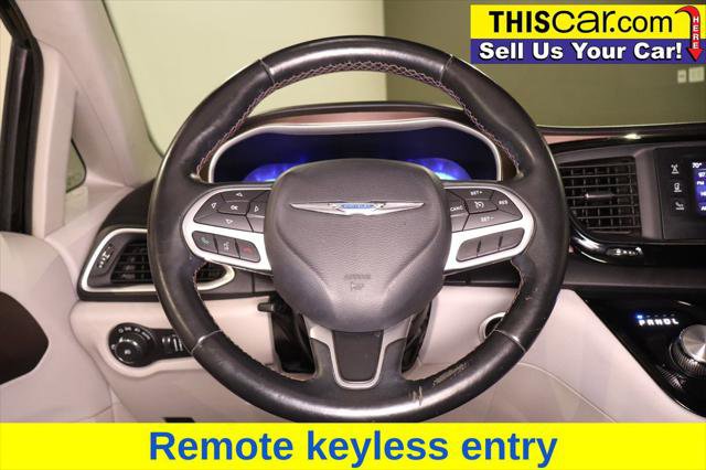 Used 2017 Chrysler Pacifica Touring-L FWD image 13