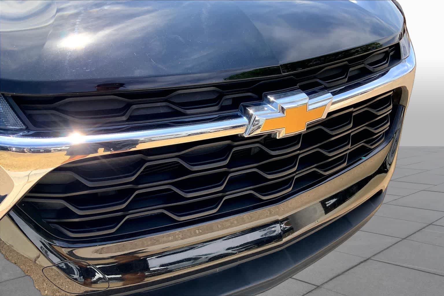 Used 2025 Chevrolet Trax LS FWD image 36