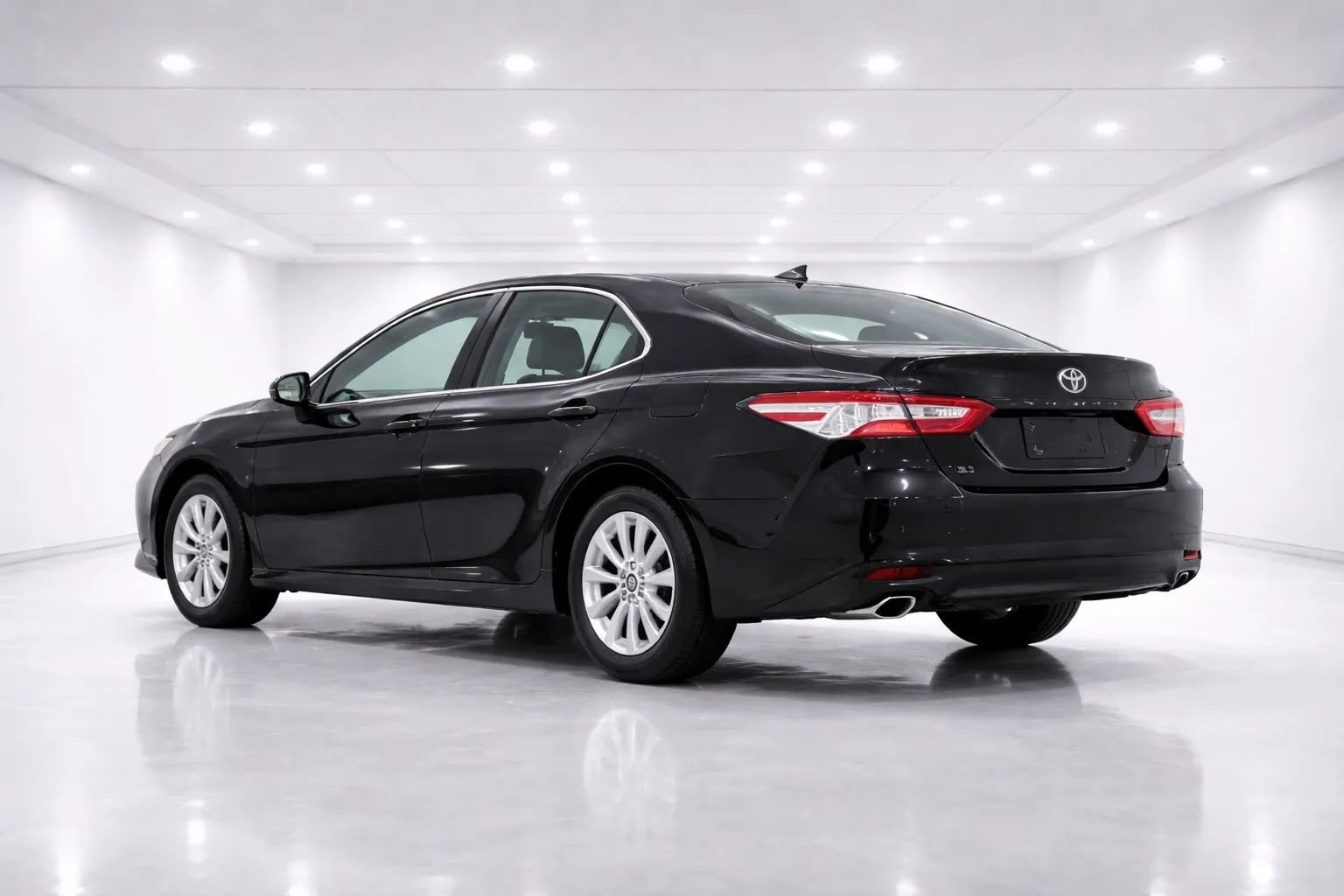 Used 2019 Toyota Camry LE FWD image 3