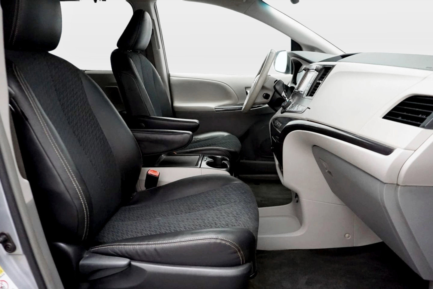 Used 2014 Toyota Sienna SE FWD image 16