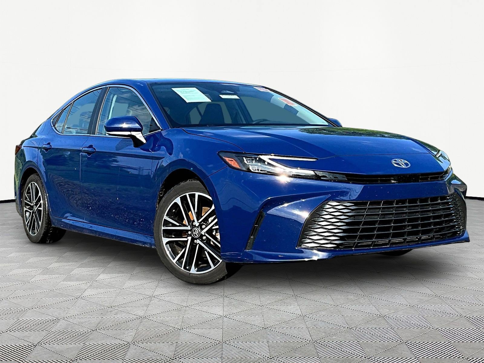 Used 2025 Toyota Camry XLE FWD image 3