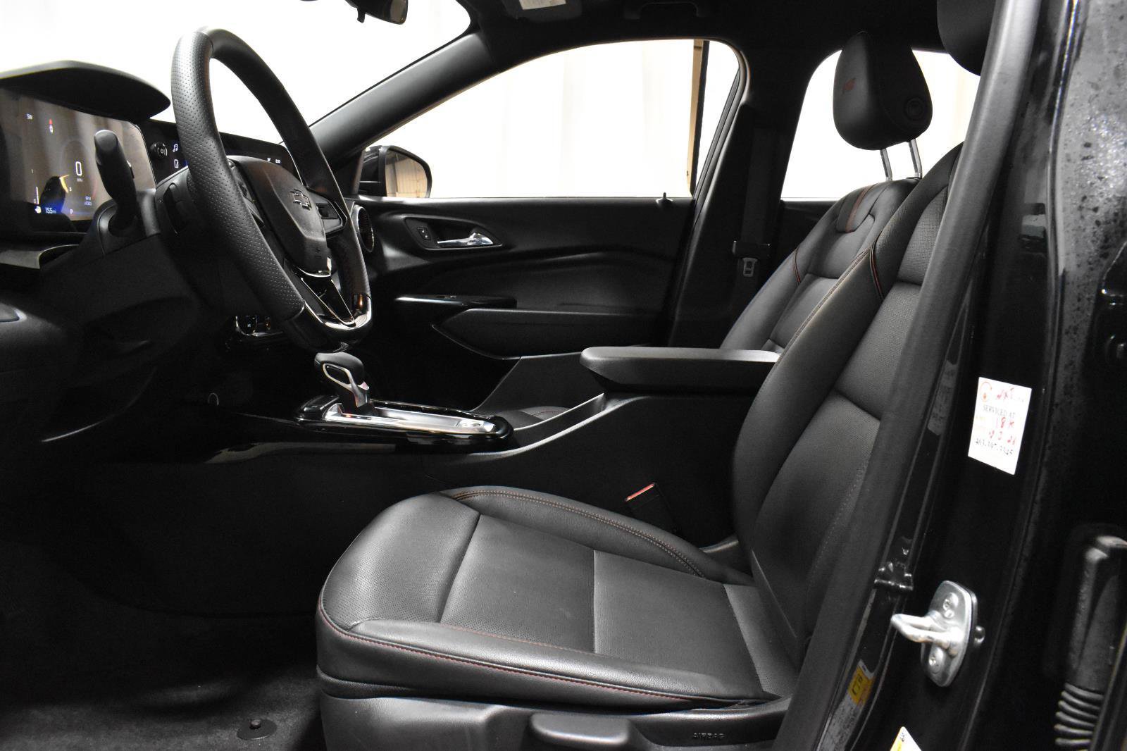 Used 2025 Chevrolet Trax RS image 4