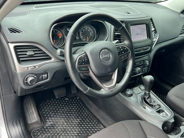 Used 2020 Jeep Cherokee Latitude w/ Cold Weather Group AWD/4WD image 17