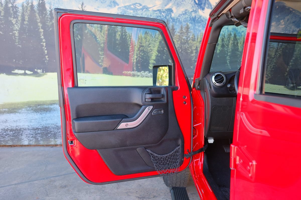 Used 2015 Jeep Wrangler Unlimited Sahara AWD/4WD image 11