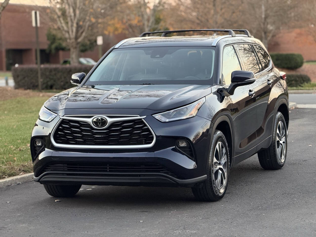 Used 2021 Toyota Highlander XLE FWD image 2