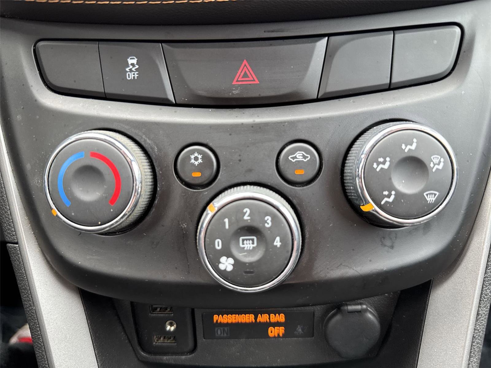 Used 2020 Chevrolet Trax LT w/ LT Convenience Package FWD image 19