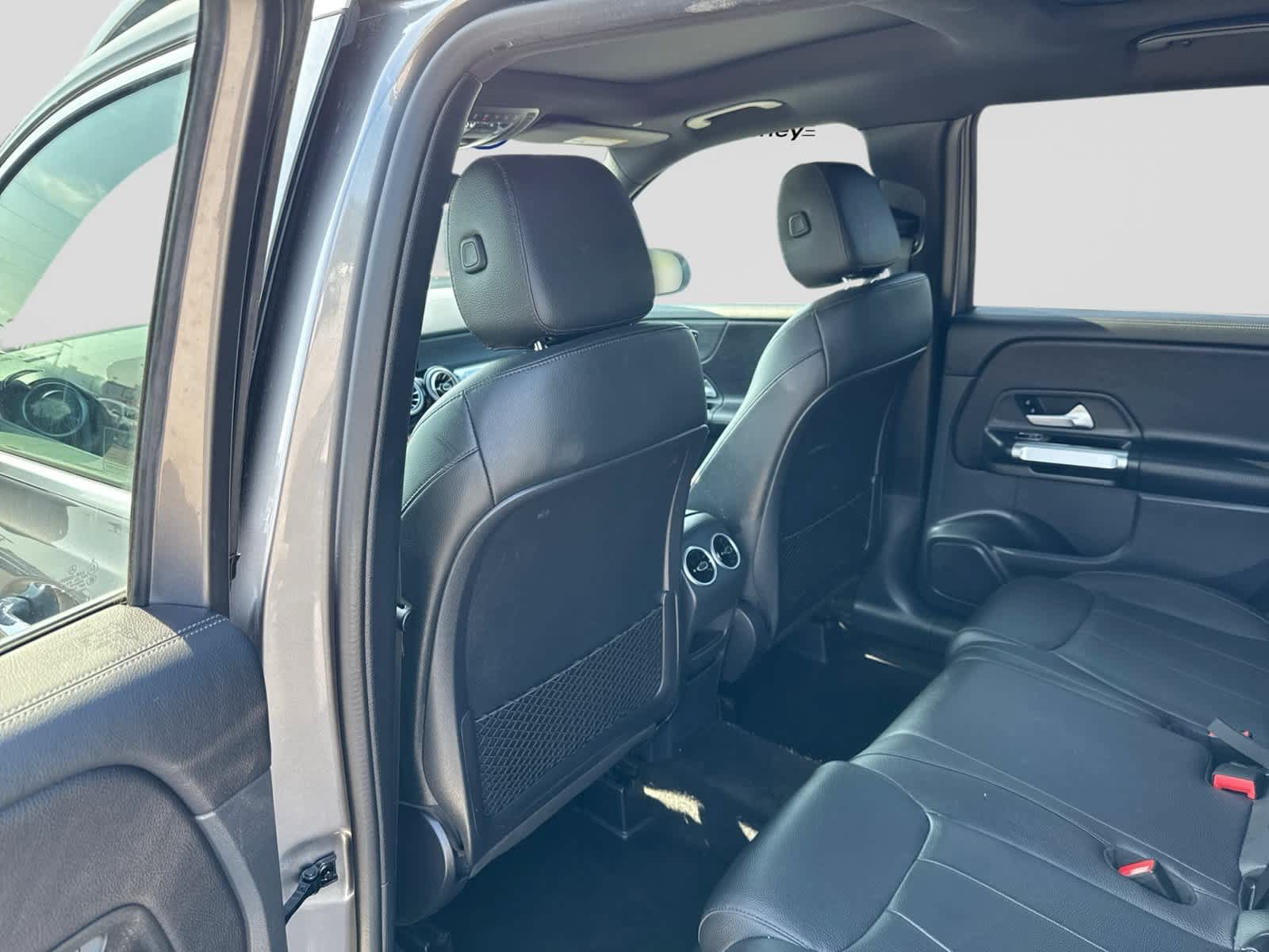 Used 2023 Mercedes-Benz GLB 250 w/ Premium Package image 25