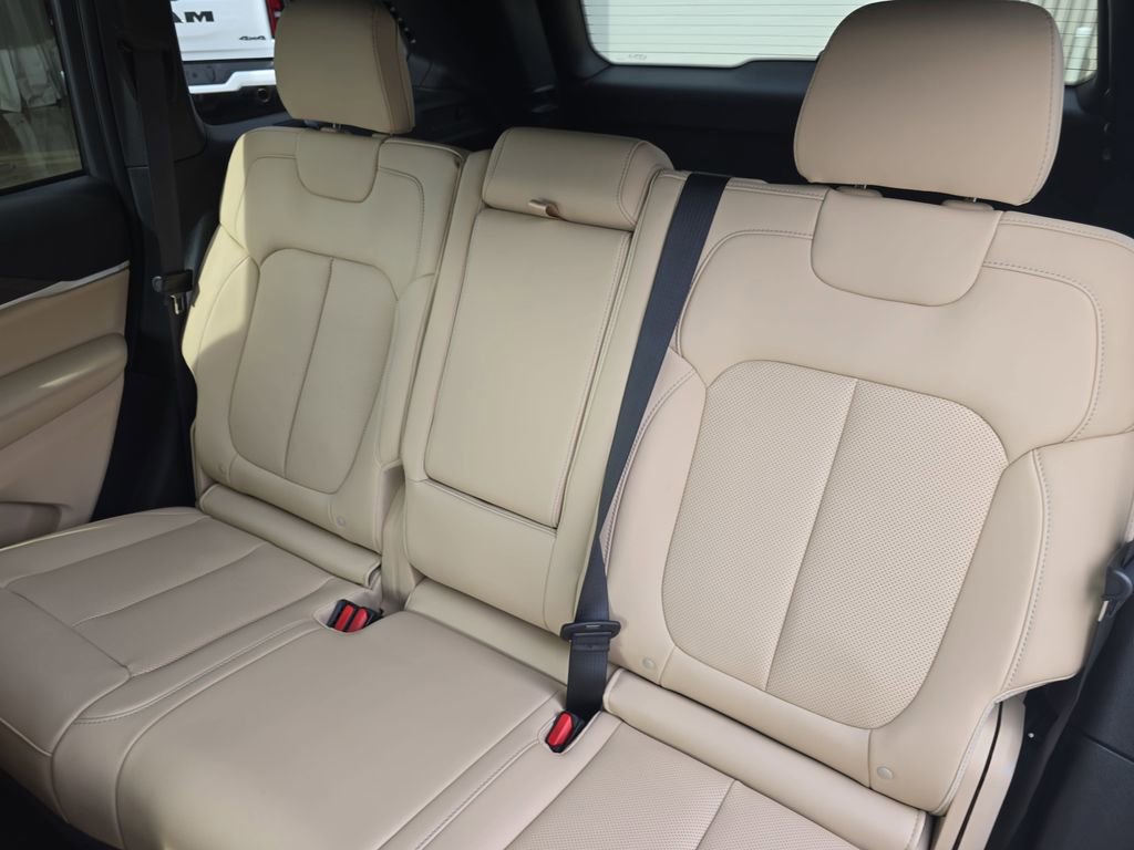 New 2026 Jeep Grand Cherokee Limited w/ Luxury Tech Group II AWD/4WD image 15