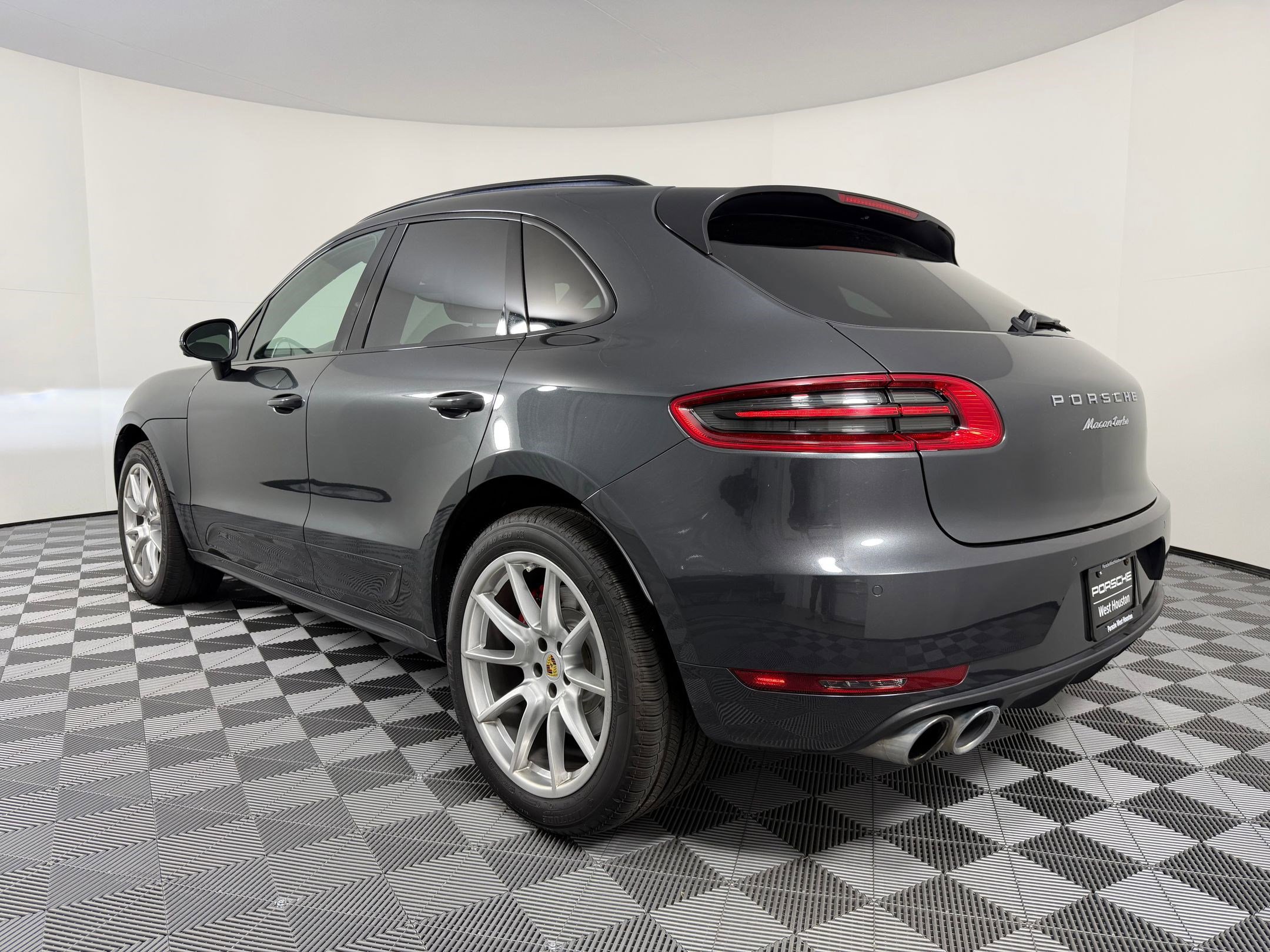 Used 2017 Porsche Macan Turbo image 3