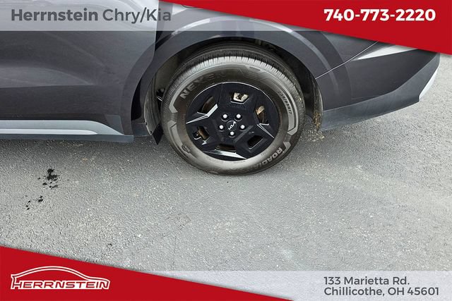 Used 2025 Kia Carnival FWD image 24