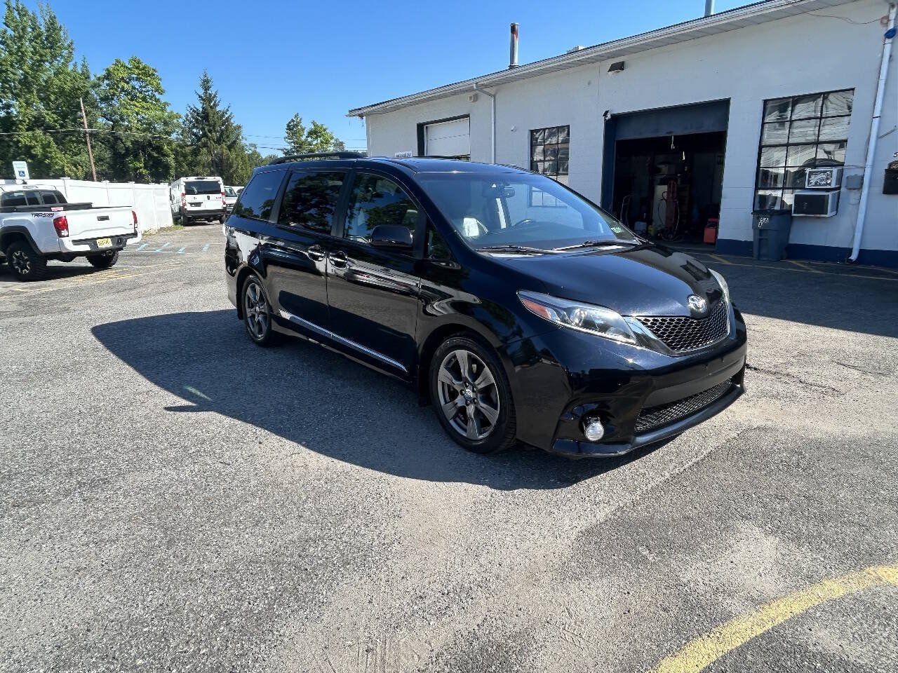 Used 2017 Toyota Sienna SE Premium FWD image 8