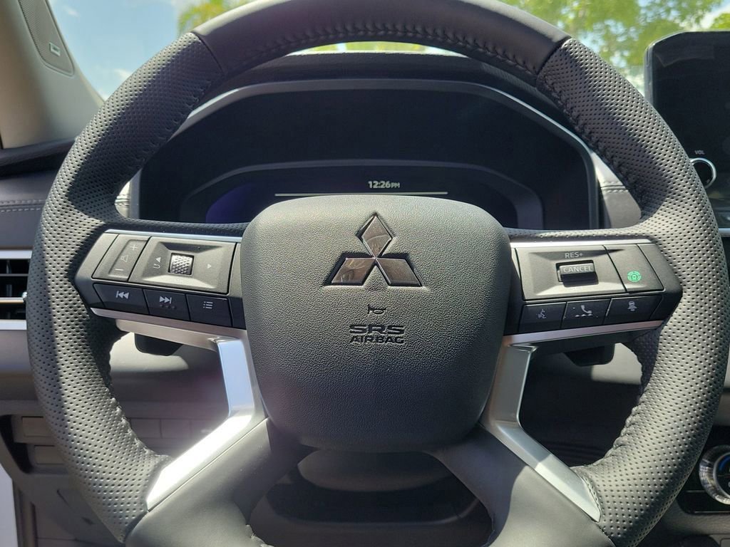 New 2025 Mitsubishi Outlander SE image 13