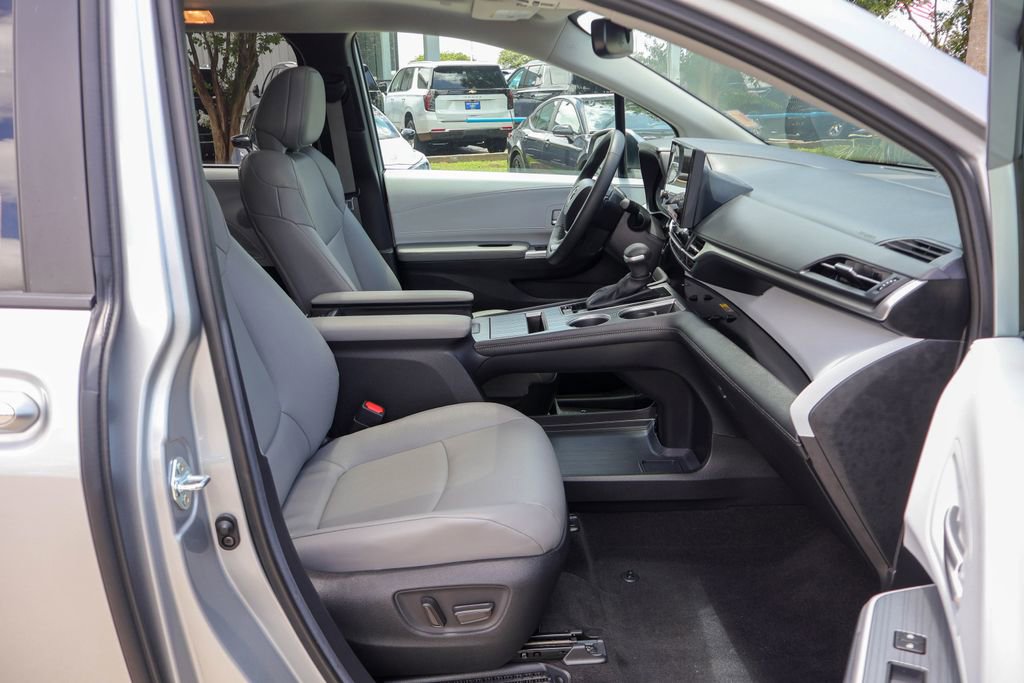 Used 2025 Toyota Sienna XLE FWD image 9