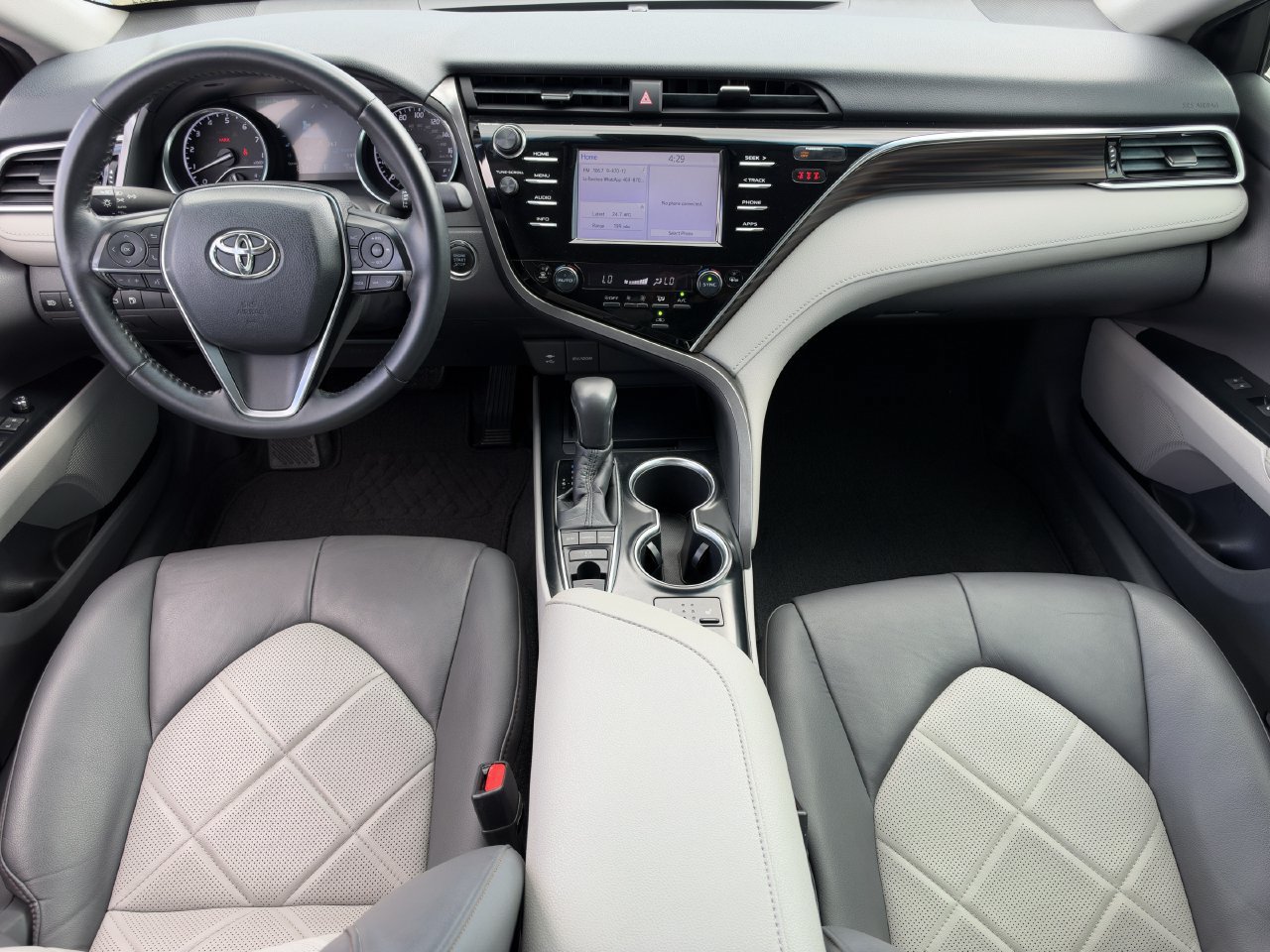 Used 2018 Toyota Camry XLE FWD image 11