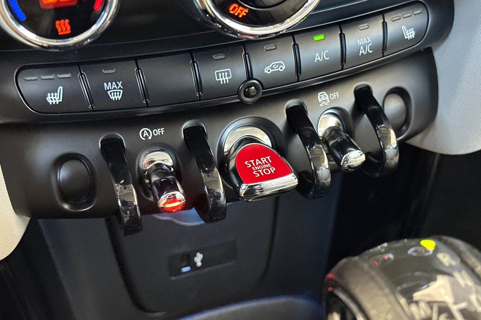 Used 2019 MINI Cooper 2-Door Hardtop w/ Signature Upholstery Package image 20