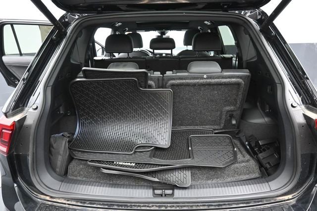 Used 2023 Volkswagen Tiguan SE R-Line FWD image 31