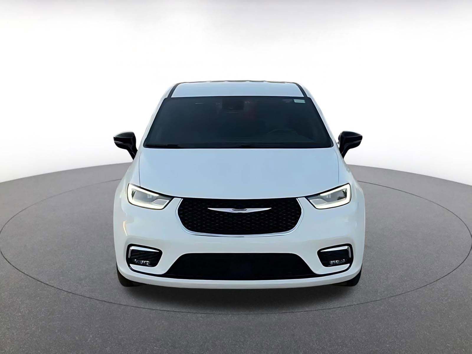 Used 2025 Chrysler Pacifica Select image 4