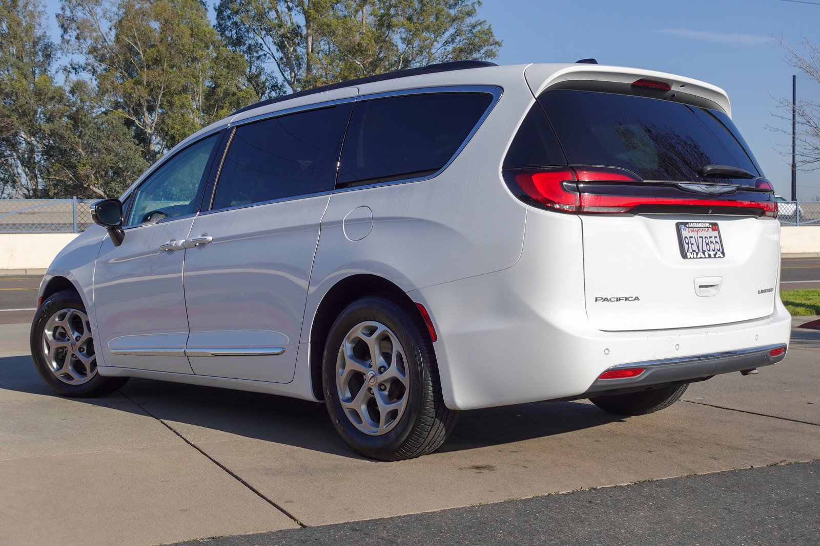 Used 2023 Chrysler Pacifica Limited image 7