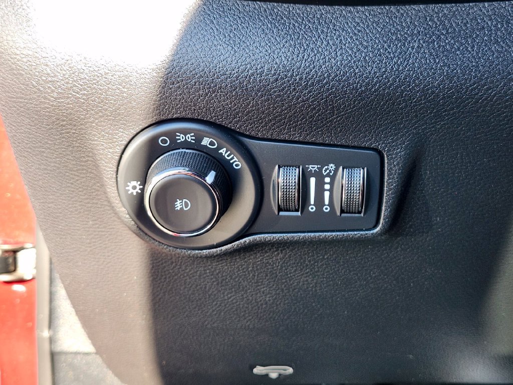 Used 2022 Jeep Compass Latitude w/ Sun and Sound Group AWD/4WD image 25