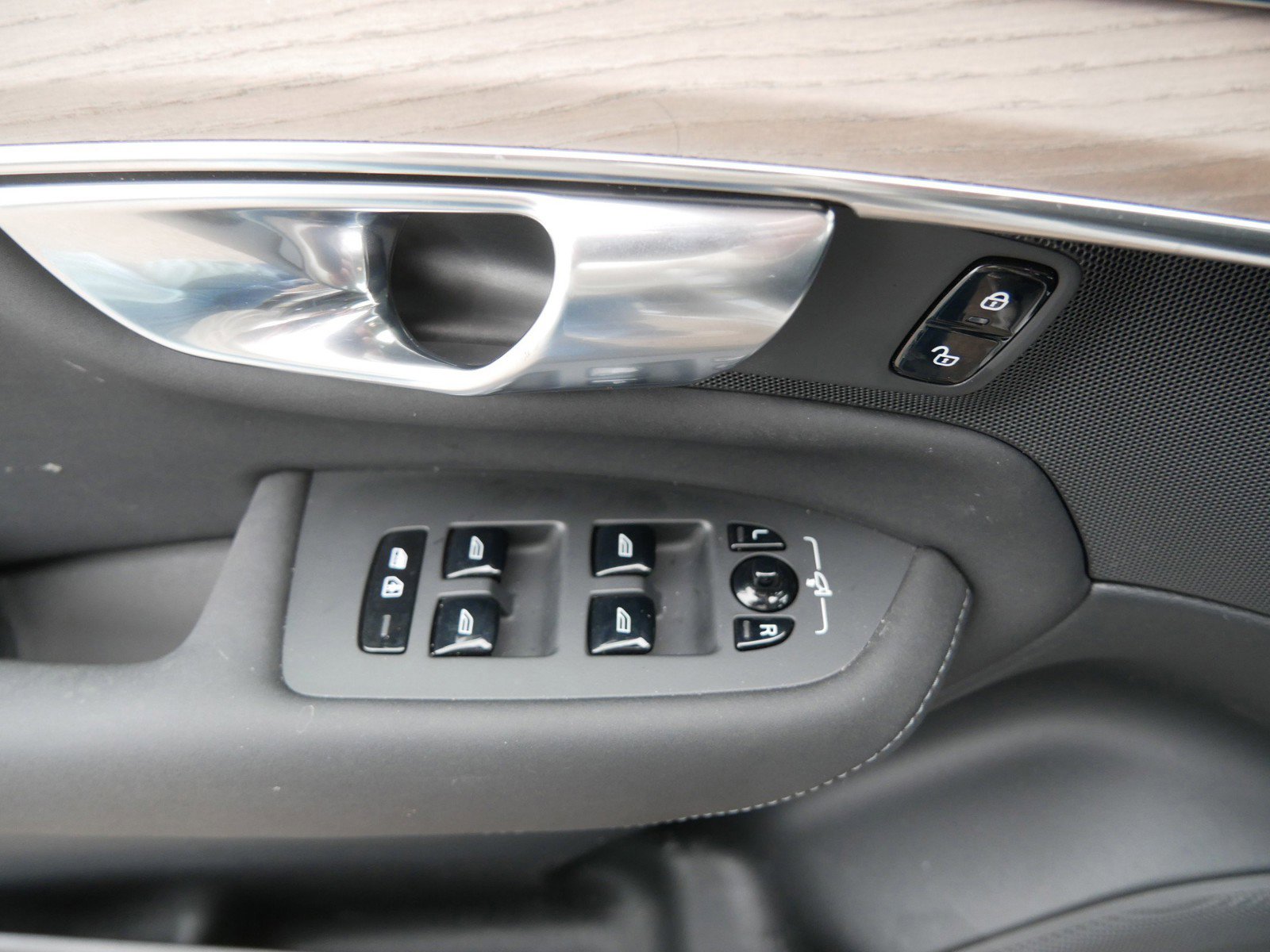 Certified 2025 Volvo XC90 B5 Plus image 15