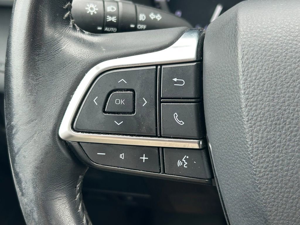 Used 2020 Toyota Highlander XLE FWD image 40