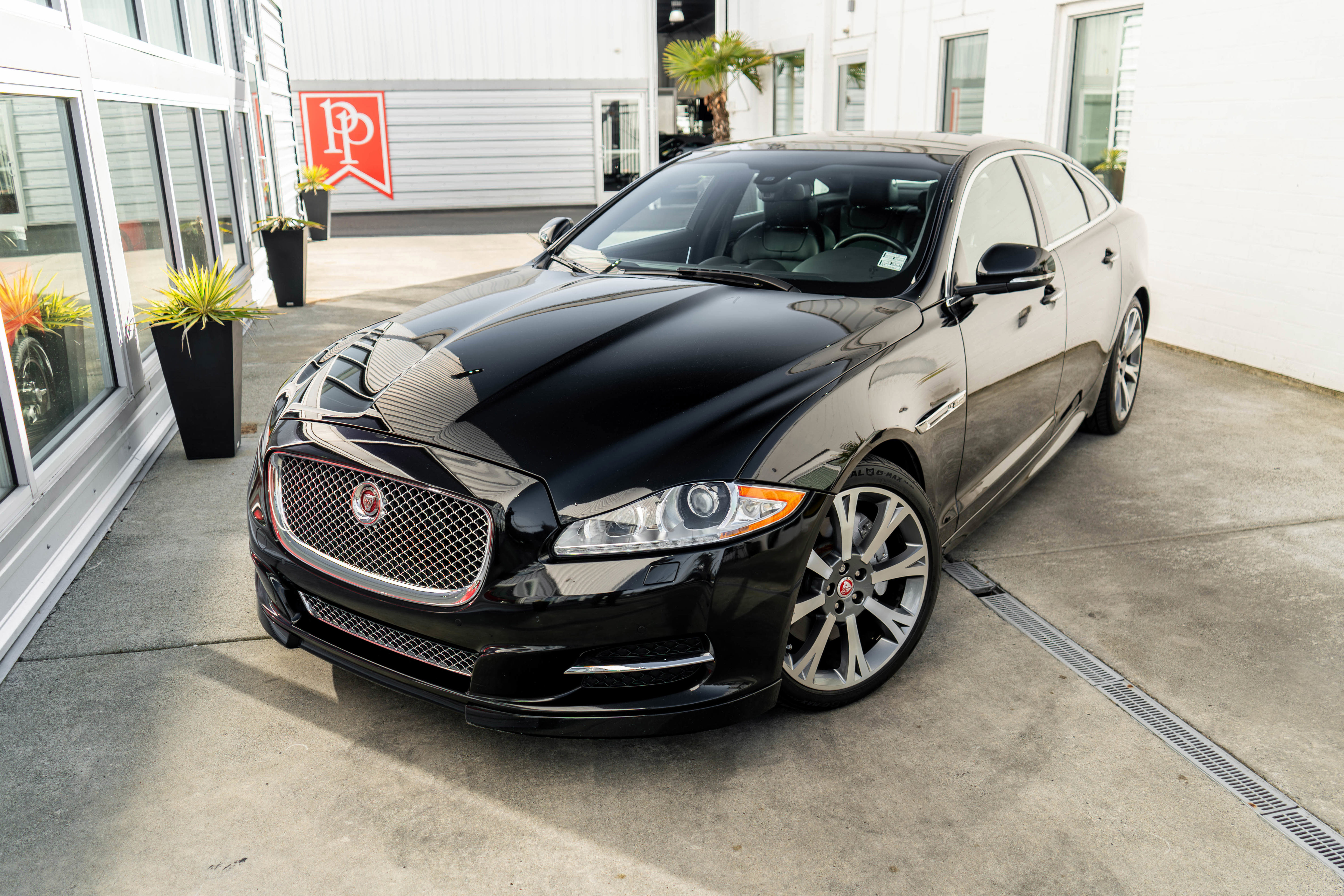 Used 2015 Jaguar XJ image 3