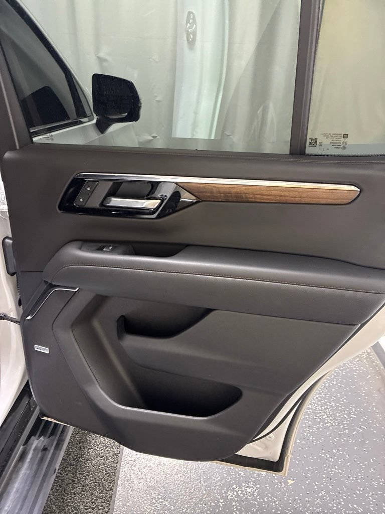 Used 2025 Chevrolet Tahoe High Country AWD/4WD image 31