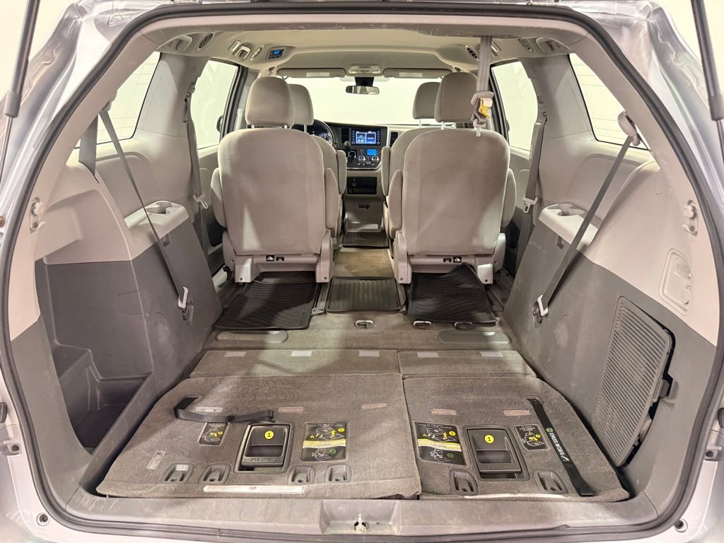 Used 2018 Toyota Sienna L image 11