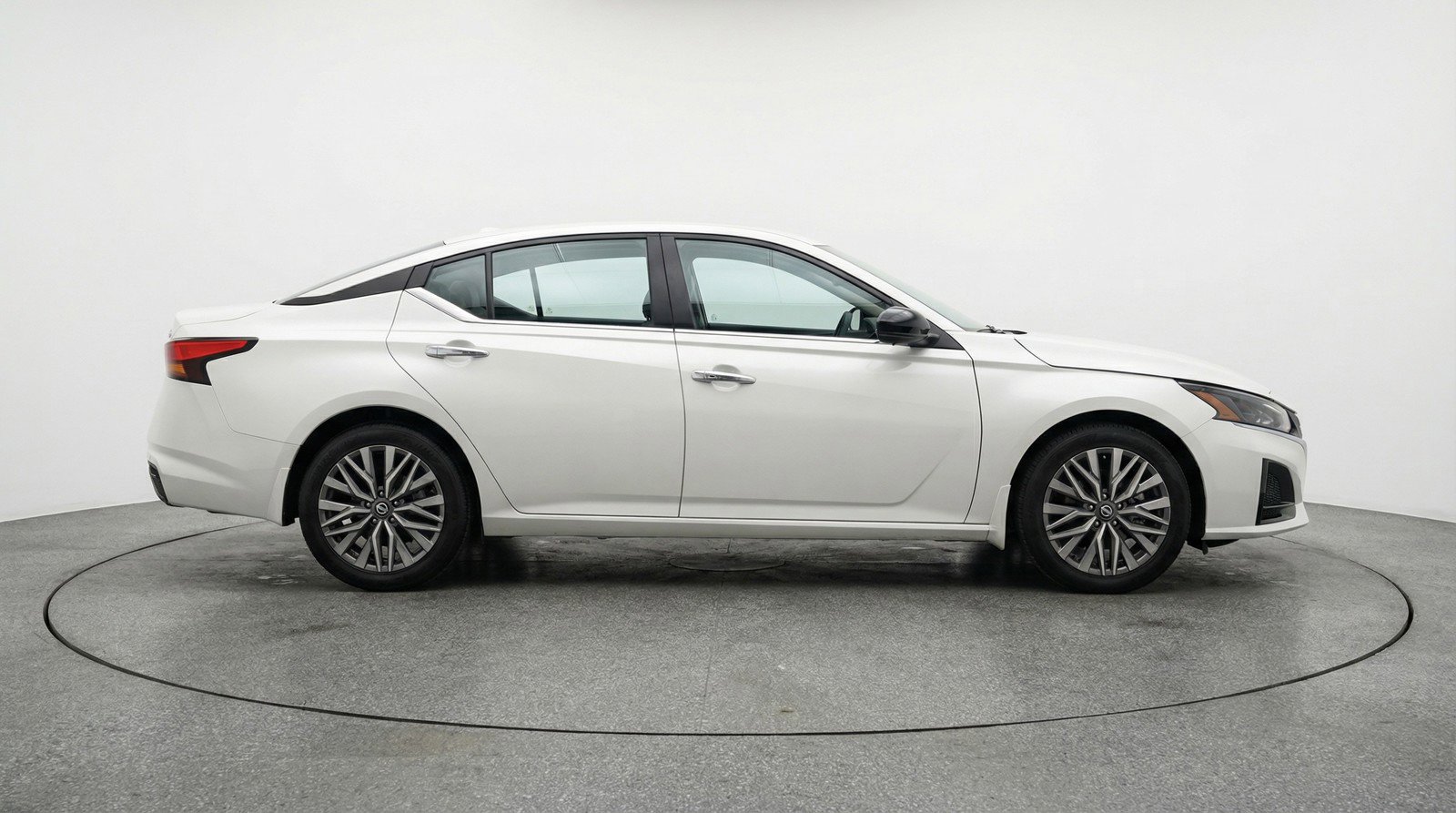Used 2025 Nissan Altima 2.5 SV FWD image 11