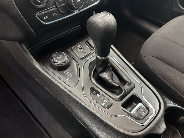 Used 2019 Jeep Cherokee Latitude w/ Popular Appearance Group AWD/4WD image 27