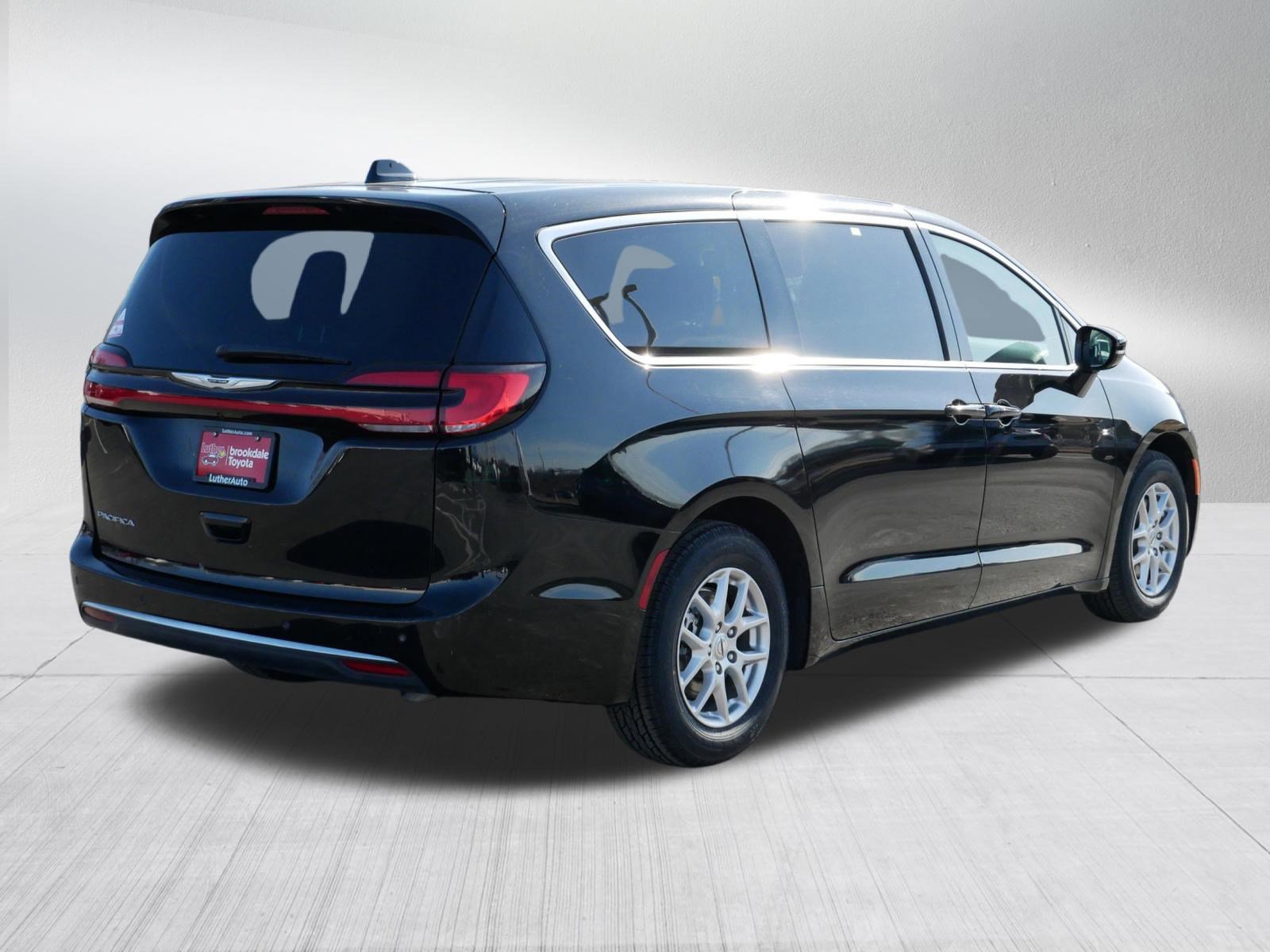 Used 2024 Chrysler Pacifica Touring-L image 7