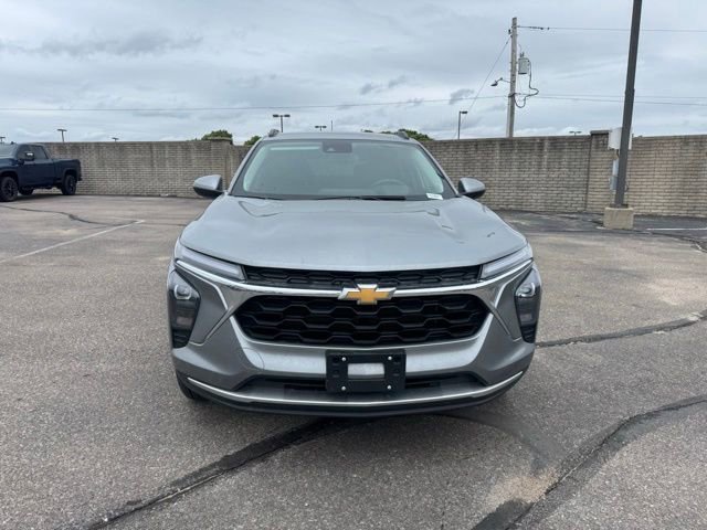 Used 2025 Chevrolet Trax LT w/ LT Convenience Package FWD image 2