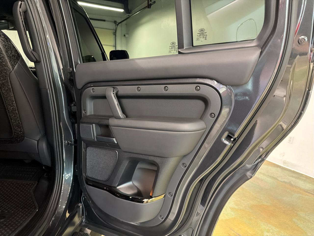 Used 2025 Land Rover Defender 110 image 32