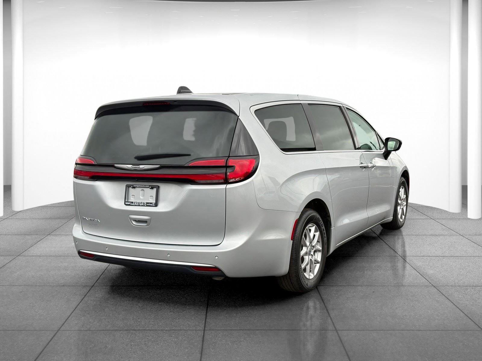 Used 2024 Chrysler Pacifica Touring-L FWD image 7