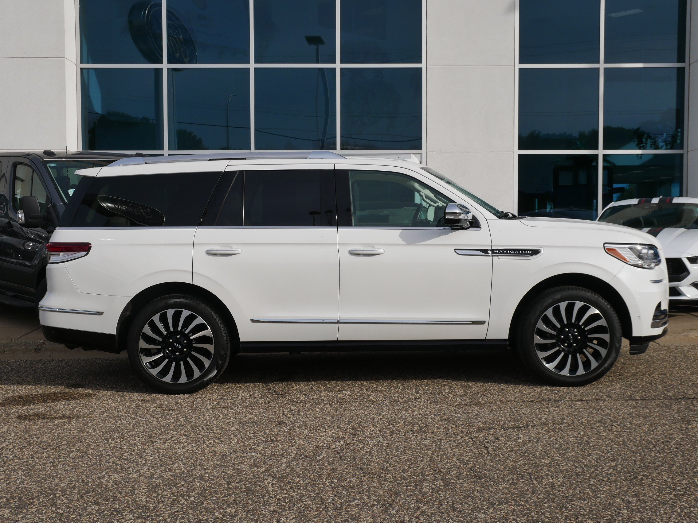 Used 2024 Lincoln Navigator Black Label AWD/4WD image 2