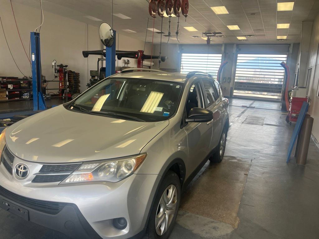 Used 2015 Toyota RAV4 LE AWD/4WD image 2
