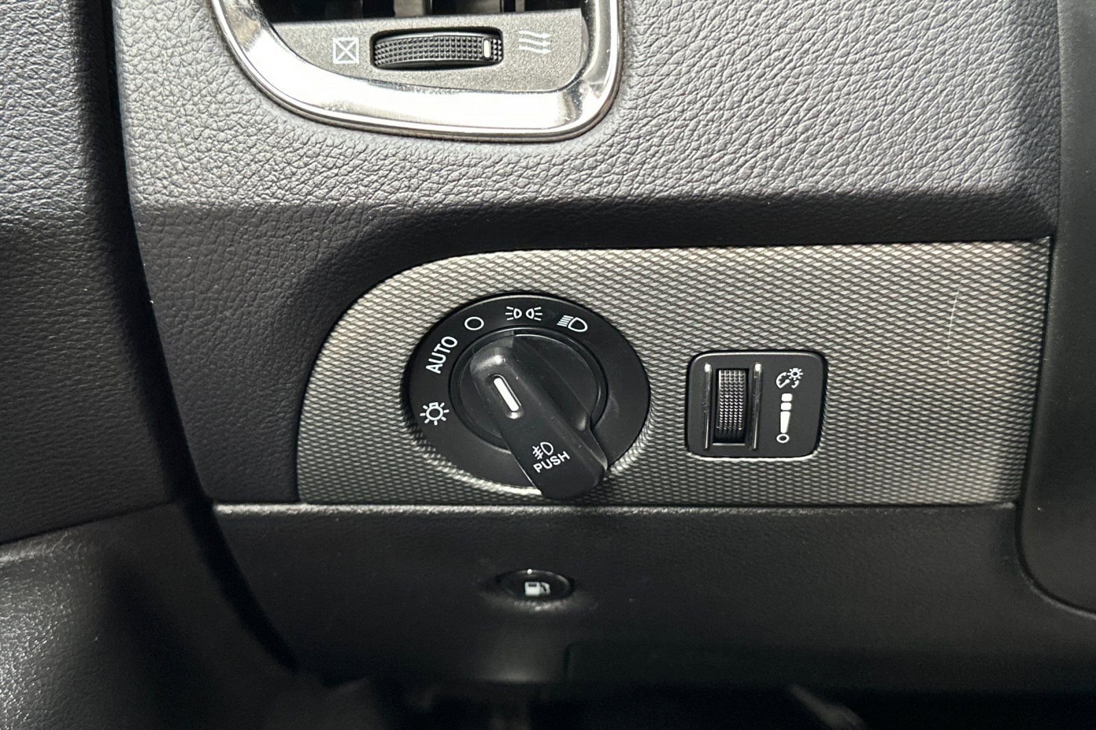 Used 2020 Dodge Durango GT image 29