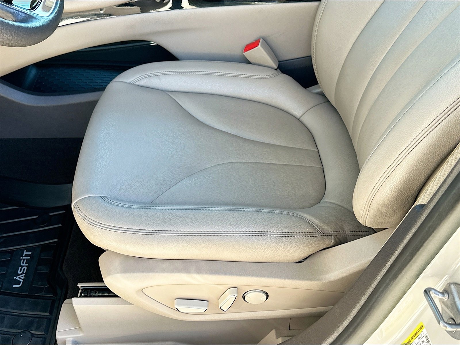 Used 2022 Lincoln Nautilus FWD w/ Premium Package image 19