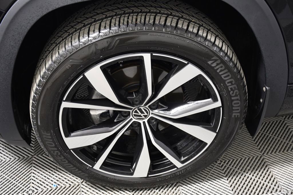 Used 2025 Volkswagen Atlas SEL Premium R-Line image 11